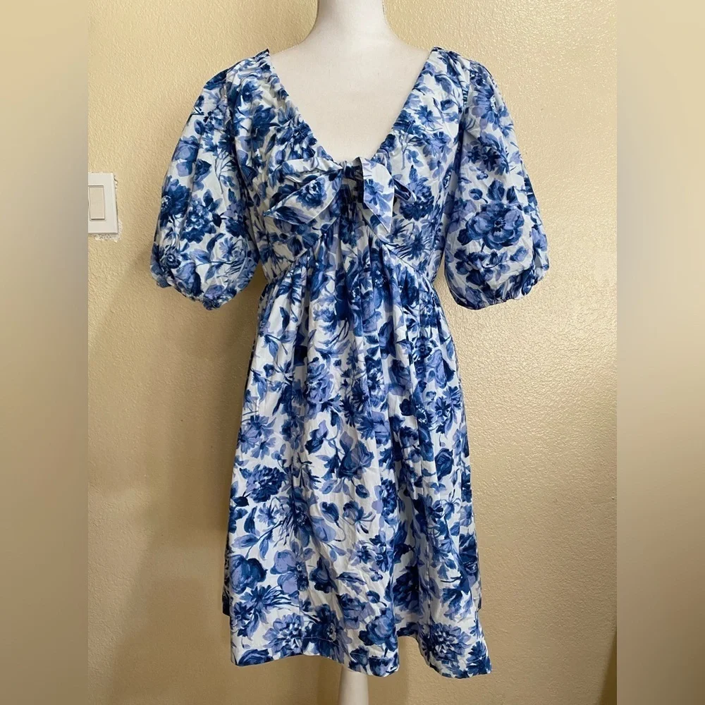abercrombie blue white dress Abercrombie & Fitch puff sleeve ruched bodice midi dress in blue floral